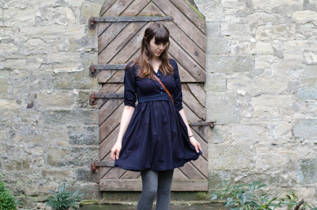 Vintage-Blusenkleid im 60er-Jahre-Stil nähen, Schnittmuster Irenes Kleid von Lotte & Ludwig, mit Knopfleiste, Wiener Nähten, Schleifenband und Tropfenausschnitt am 3/4 Ärmel